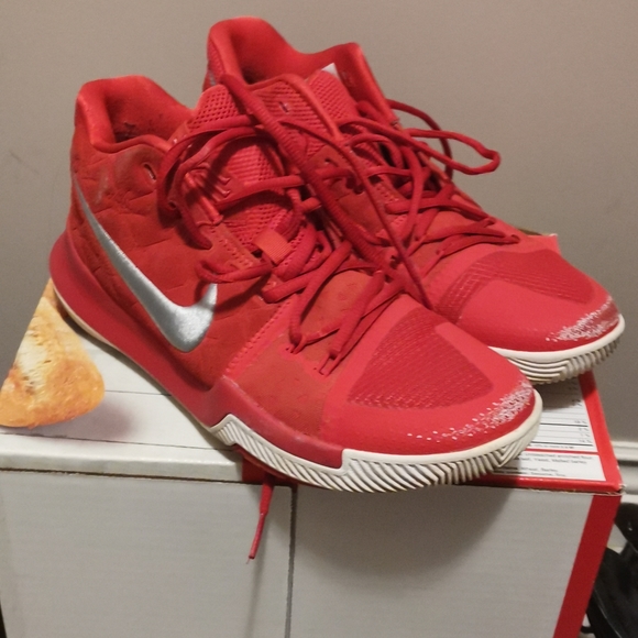 Men's Nike Kyrie 3 University Red 2017 - Picture 1 of 4